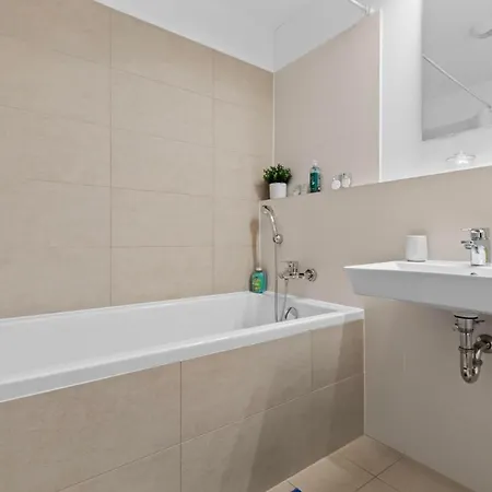 Stylish 19th-floor Klingerka With Stunning Castle Views & Free Parking * 브라티슬라바