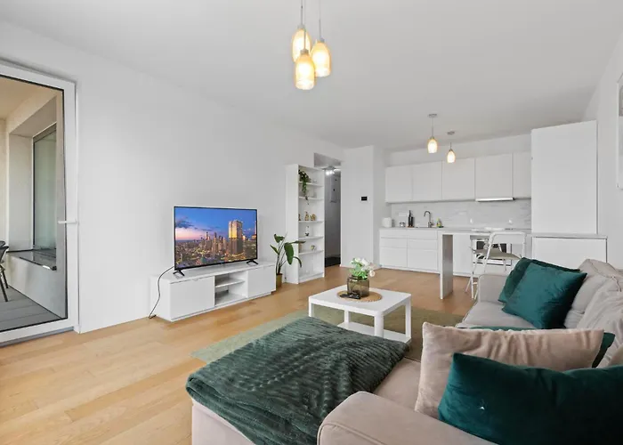 Stylish 19th-floor Klingerka With Stunning Castle Views & Free Parking 아파트 *