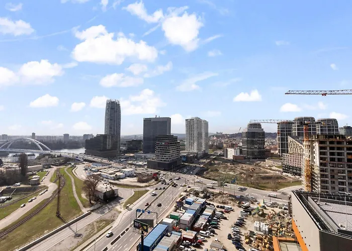Stylish 19th-floor Klingerka With Stunning Castle Views & Free Parking 아파트 *