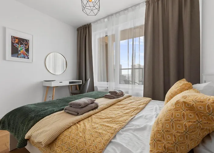 Stylish 19th-floor Klingerka With Stunning Castle Views & Free Parking 아파트 *