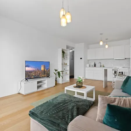 Stylish 19th-floor Klingerka With Stunning Castle Views & Free Parking Appartamento *